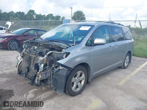 2014 Toyota Sienna LE AAS z VIN 5TDKK3DC8ES448581, wystawiony jako IAAI lot #39942249 z przebiegiem 158 131 mil mil oraz . Historia ofert i sprzedaży dostępna na DreamBid. Obrazek 17.