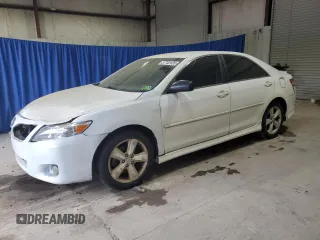 2011 Toyota Camry LE z VIN 4T1BF3EK8BU742365, wystawiony jako Copart lot #57782435 z przebiegiem 180 437 mil mil oraz Czysty tytuł • Clean title. Historia ofert i sprzedaży dostępna na DreamBid. Obrazek 1.