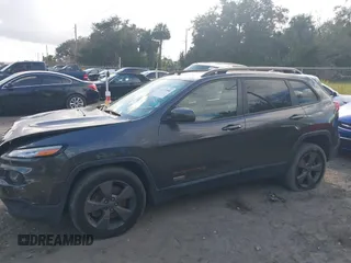 2017 Jeep Cherokee Latitude z VIN 1C4PJMCB6HW556953, wystawiony jako IAAI lot #41177500 z przebiegiem 188 878 mil mil oraz . Historia ofert i sprzedaży dostępna na DreamBid. Obrazek 14.