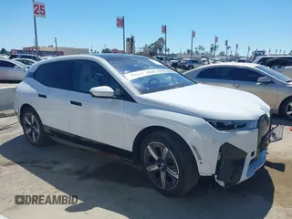 2024 BMW iX xDrive50 z VIN WB523CF08RCR16666, wystawiony jako IAAI lot #41974529 z przebiegiem 3751 mil mil oraz . Historia ofert i sprzedaży dostępna na DreamBid. Obrazek 13.
