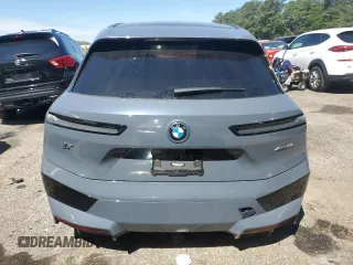 2022 BMW iX xDrive50 z VIN WB523CF00NCK44547, wystawiony jako Copart lot #55262775 z przebiegiem 22 664 mil mil oraz Szkoda całkowita • Salvage title. Historia ofert i sprzedaży dostępna na DreamBid. Obrazek 6.