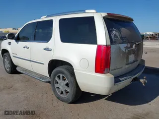 2007 Cadillac Escalade with VIN 1GYFK63887R301642, listed as a IAAI auction lot 41981720 with 233,352 mi miles. Bid and sale history available at carsss.com. Image 3.