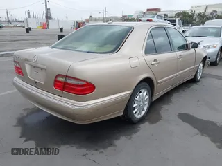2001 Mercedes-Benz E 320 z VIN WDBJF65J71B245423, wystawiony jako IAAI lot #42117041 z przebiegiem 143 885 mil mil oraz . Historia ofert i sprzedaży dostępna na DreamBid. Obrazek 4.