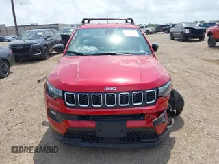 2025 Jeep Compass Latitude с VIN 3C4NJDBN8ST515983, выставлен на аукционе IAAI как лот 42172656 с пробегом 2 836 миль миль и . История ставок и продаж доступна на DreamBid. Изображение 12.