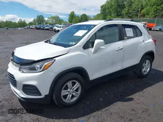 2019 Chevrolet Trax LT z VIN KL7CJPSB5KB943555, wystawiony jako IAAI lot #42335227 z przebiegiem 125 458 mil mil oraz . Historia ofert i sprzedaży dostępna na DreamBid. Obrazek 2.