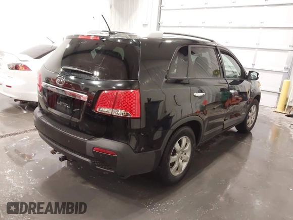2013 Kia Sorento LX z VIN 5XYKTCA62DG338648, wystawiony jako IAAI lot #42352573 z przebiegiem 164 486 mil mil oraz . Historia ofert i sprzedaży dostępna na DreamBid. Obrazek 4.
