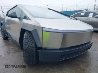 2025 Tesla Cybertruck z VIN 7G2CEHED8SA059806, wystawiony jako IAAI lot #41706116 z przebiegiem 212 mil mil oraz . Historia ofert i sprzedaży dostępna na DreamBid. Obrazek 1.