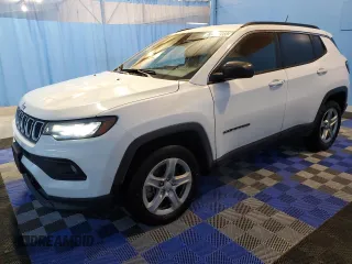 2023 Jeep Compass Latitude z VIN 3C4NJDBN0PT553621, wystawiony jako Copart lot #61347185 z przebiegiem 51 588 mil mil oraz Czysty tytuł • Clean title. Historia ofert i sprzedaży dostępna na DreamBid. Obrazek 1.