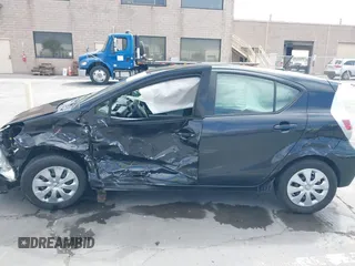 2014 Toyota Prius One z VIN JTDKDTB33E1569335, wystawiony jako IAAI lot #42483772 z przebiegiem Nie podano mil oraz . Historia ofert i sprzedaży dostępna na DreamBid. Obrazek 13.