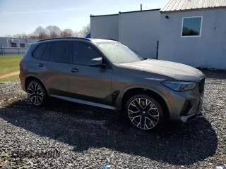 2023 BMW X5 M z VIN 5YMJU0C01P9P15368, wystawiony jako Copart lot #50782505 z przebiegiem Nie podano mil oraz Szkody całkowita. Historia ofert i sprzedaży dostępna na DreamBid. Obrazek 4.