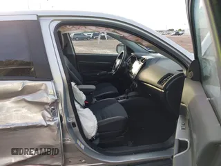 2024 Mitsubishi Outlander S z VIN JA4ARUAU8RU015154, wystawiony jako IAAI lot #42506748 z przebiegiem 18 231 mil mil oraz . Historia ofert i sprzedaży dostępna na DreamBid. Obrazek 5.
