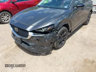 2024 Mazda CX-30 S Select Sport z VIN 3MVDMBBM5RM626265, wystawiony jako IAAI lot #42220770 z przebiegiem 17 895 mil mil oraz . Historia ofert i sprzedaży dostępna na DreamBid. Obrazek 6.