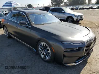 2023 BMW i7 xDrive60 z VIN WBY53EJ05PCM90595, wystawiony jako Copart lot #85151334 z przebiegiem 13 277 mil mil oraz Szkody całkowita. Historia ofert i sprzedaży dostępna na DreamBid. Obrazek 4.