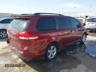 2014 Toyota Sienna LE AAS z VIN 5TDKK3DC1ES420380, wystawiony jako IAAI lot #41836363 z przebiegiem 147 265 mil mil oraz . Historia ofert i sprzedaży dostępna na DreamBid. Obrazek 4.