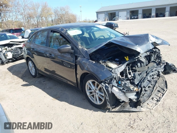 2018 Ford Focus SE z VIN 1FADP3F2XJL316101, wystawiony jako IAAI lot #40805650 z przebiegiem 53 551 mil mil oraz . Historia ofert i sprzedaży dostępna na DreamBid. Obrazek 1.