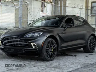 2022 Aston Martin DBX z VIN SD7VUJAW9NTV05320, wystawiony jako Copart lot #60103705 z przebiegiem 9 231 mil mil oraz Szkoda całkowita • Salvage title. Historia ofert i sprzedaży dostępna na DreamBid. Obrazek 2.