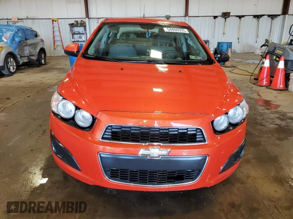 2012 Chevrolet Sonic LS z VIN 1G1JA5SHXC4115017, wystawiony jako Copart lot #54896935 z przebiegiem 167 219 mil mil oraz Szkoda całkowita • Salvage title. Historia ofert i sprzedaży dostępna na DreamBid. Obrazek 5.