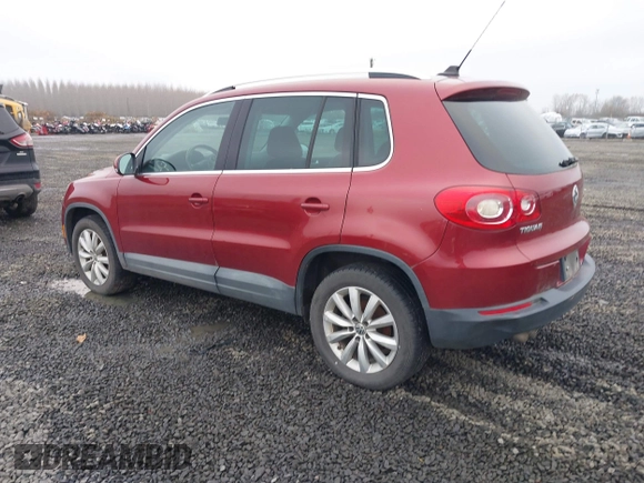 2011 Volkswagen Tiguan SEL w/Premium Navi z VIN WVGAV7AXXBW000903, wystawiony jako IAAI lot #40965481 z przebiegiem 107 918 mil mil oraz . Historia ofert i sprzedaży dostępna na DreamBid. Obrazek 3.
