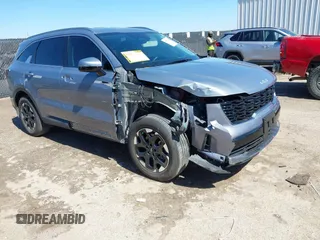 2025 Kia Sorento S z VIN 5XYRL4JC6SG325005, wystawiony jako IAAI lot #41762608 z przebiegiem 4 950 mil mil oraz . Historia ofert i sprzedaży dostępna na DreamBid. Obrazek 1.
