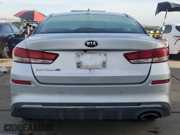 2020 Kia Optima LX z VIN 5XXGT4L30LG389034, wystawiony jako Copart lot #49735975 z przebiegiem 219 985 mil mil oraz Szkoda całkowita • Salvage title. Historia ofert i sprzedaży dostępna na DreamBid. Obrazek 6.