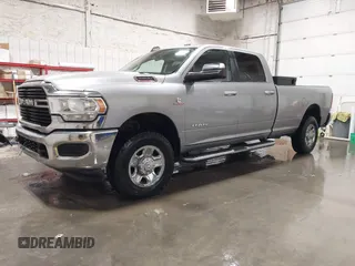 2020 Ram 2500 Big Horn z VIN 3C6UR5JL0LG116089, wystawiony jako IAAI lot #41433137 z przebiegiem 53 399 mil mil oraz . Historia ofert i sprzedaży dostępna na DreamBid. Obrazek 2.