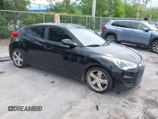 2013 Hyundai Veloster w/Gray Int z VIN KMHTC6AD9DU126036, wystawiony jako IAAI lot #42357823 z przebiegiem 134 852 mil mil oraz . Historia ofert i sprzedaży dostępna na DreamBid. Obrazek 1.