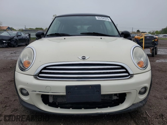 2011 MINI Hardtop z VIN WMWSU3C56BT096298, wystawiony jako Copart lot #55764375 z przebiegiem 141 499 mil mil oraz Szkody całkowita. Historia ofert i sprzedaży dostępna na DreamBid. Obrazek 5.