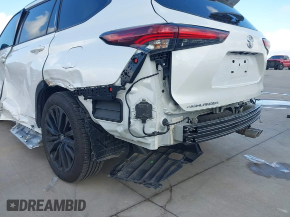 2024 Toyota Highlander LE z VIN 5TDKDRAH7RS534676, wystawiony jako IAAI lot #41516978 z przebiegiem 11 272 mil mil oraz . Historia ofert i sprzedaży dostępna na DreamBid. Obrazek 17.