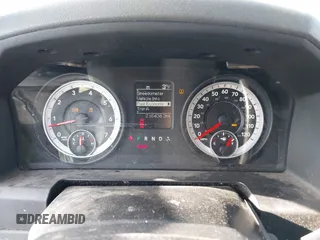 2013 Ram 1500 Express z VIN 1C6RR7KT5DS692688, wystawiony jako IAAI lot #41315199 z przebiegiem 216 438 mil mil oraz . Historia ofert i sprzedaży dostępna na DreamBid. Obrazek 7.