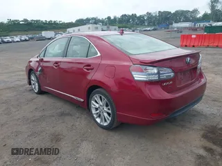 2010 Lexus HS 250h z VIN JTHBB1BA3A2013893, wystawiony jako IAAI lot #42458745 z przebiegiem 145 562 mil mil oraz . Historia ofert i sprzedaży dostępna na DreamBid. Obrazek 3.