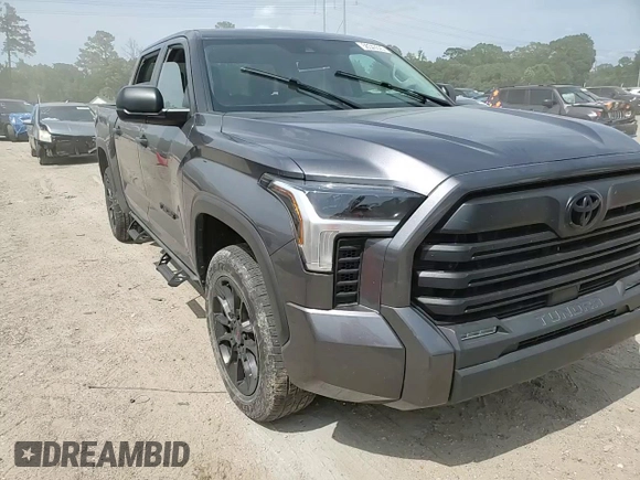 2024 Toyota Tundra SR5 z VIN 5TFLA5DB0RX151993, wystawiony jako Copart lot #56543025 z przebiegiem 17 502 mil mil oraz Szkoda całkowita • Salvage title. Historia ofert i sprzedaży dostępna na DreamBid. Obrazek 13.