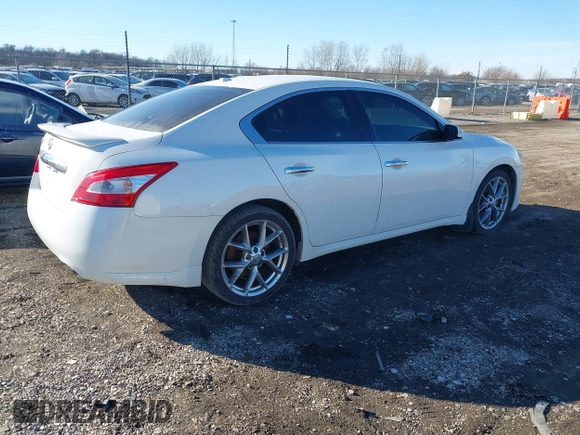 2010 Nissan Maxima SV z VIN 1N4AA5AP8AC872250, wystawiony jako IAAI lot #41572727 z przebiegiem 234 150 mil mil oraz . Historia ofert i sprzedaży dostępna na DreamBid. Obrazek 4.