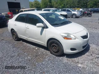 2010 Toyota Yaris z VIN JTDBT4K34A4069850, wystawiony jako IAAI lot #42400904 z przebiegiem 167 211 mil mil oraz . Historia ofert i sprzedaży dostępna na DreamBid. Obrazek 1.