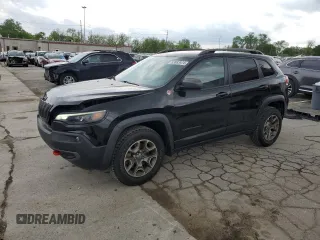 2020 Jeep Cherokee Trailhawk z VIN 1C4PJMBN3LD538071, wystawiony jako Copart lot #53883474 z przebiegiem 51 282 mil mil oraz Szkoda całkowita • Salvage title. Historia ofert i sprzedaży dostępna na DreamBid. Obrazek 1.
