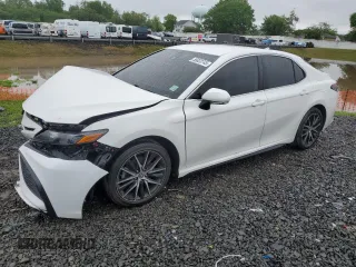 2022 Toyota Camry SE z VIN 4T1G11AK2NU040383, wystawiony jako Copart lot #55833745 z przebiegiem 31 730 mil mil oraz Szkoda całkowita • Salvage title. Historia ofert i sprzedaży dostępna na DreamBid. Obrazek 1.