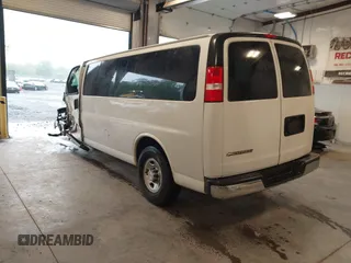 2018 Chevrolet Express Passenger LT z VIN 1GAZGPFG3J1267167, wystawiony jako IAAI lot #42320536 z przebiegiem 81 068 mil mil oraz . Historia ofert i sprzedaży dostępna na DreamBid. Obrazek 3.