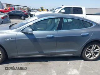 2014 Tesla Model S 60 z VIN 5YJSA1S16EFP40968, wystawiony jako IAAI lot #42331754 z przebiegiem 159 717 mil mil oraz . Historia ofert i sprzedaży dostępna na DreamBid. Obrazek 14.