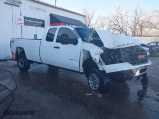2012 GMC Sierra 2500HD SLE with VIN 1GT220C82CZ121696, listed as a IAAI auction lot 41608078 with 418,639 mi miles. Bid and sale history available at carsss.com. Image 1.
