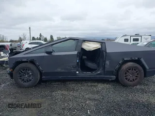 2024 Tesla Cybertruck z VIN 7G2CEHED0RA043898, wystawiony jako IAAI lot #41828143 z przebiegiem 8285 mil mil oraz . Historia ofert i sprzedaży dostępna na DreamBid. Obrazek 15.