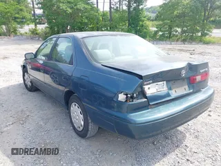 1997 Toyota Camry LE z VIN 4T1BG22K2VU778245, wystawiony jako IAAI lot #42145592 z przebiegiem 276 611 mil mil oraz . Historia ofert i sprzedaży dostępna na DreamBid. Obrazek 3.