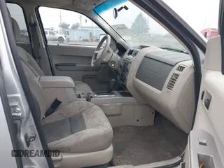 2008 Ford Escape XLT z VIN 1FMCU93108KB75838, wystawiony jako IAAI lot #41040911 z przebiegiem 205 049 mil mil oraz . Historia ofert i sprzedaży dostępna na DreamBid. Obrazek 5.
