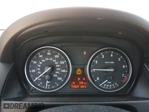 2014 BMW X1 sDrive28i z VIN WBAVM1C51EVW49045, wystawiony jako Copart lot #59548915 z przebiegiem 140 853 mil mil oraz Czysty tytuł • Clean title. Historia ofert i sprzedaży dostępna na DreamBid. Obrazek 9.