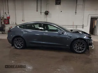 2020 Tesla Model 3 Long Range z VIN 5YJ3E1EB0LF800804, wystawiony jako IAAI lot #42137223 z przebiegiem 52 482 mil mil oraz . Historia ofert i sprzedaży dostępna na DreamBid. Obrazek 14.