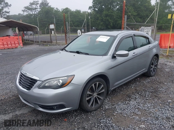 2013 Chrysler 200 Touring z VIN 1C3CCBBG7DN715834, wystawiony jako IAAI lot #42375780 z przebiegiem 157 484 mil mil oraz . Historia ofert i sprzedaży dostępna na DreamBid. Obrazek 6.