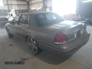 2000 Ford Crown Victoria LX z VIN 2FAFP74W8YX142015, wystawiony jako IAAI lot #41767918 z przebiegiem 257 728 mil mil oraz . Historia ofert i sprzedaży dostępna na DreamBid. Obrazek 3.