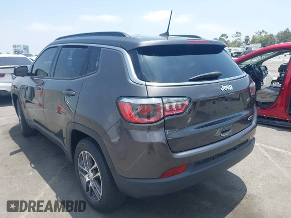 2020 Jeep Compass Latitude z VIN 3C4NJCBBXLT126537, wystawiony jako IAAI lot #42551696 z przebiegiem 38 538 mil mil oraz . Historia ofert i sprzedaży dostępna na DreamBid. Obrazek 3.
