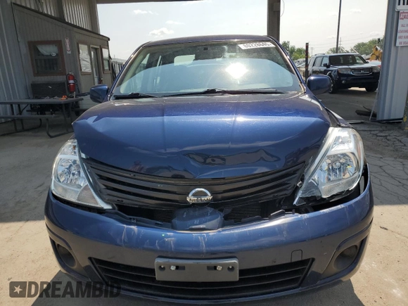 2011 Nissan Versa S z VIN 3N1BC1AP7BL402043, wystawiony jako Copart lot #60228645 z przebiegiem 86 179 mil mil oraz Szkoda całkowita • Salvage title. Historia ofert i sprzedaży dostępna na DreamBid. Obrazek 5.