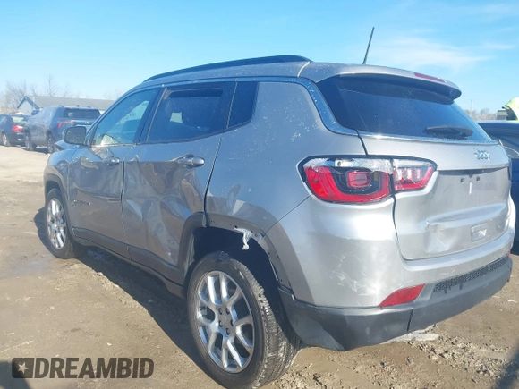 2023 Jeep Compass Latitude Lux z VIN 3C4NJDFN4PT530739, wystawiony jako IAAI lot #42038351 z przebiegiem 32 574 mil mil oraz . Historia ofert i sprzedaży dostępna na DreamBid. Obrazek 3.