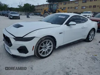 2024 Ford Mustang GT z VIN 1FA6P8CF2R5400362, wystawiony jako Copart lot #64981385 z przebiegiem 5 475 mil mil oraz Czysty tytuł • Clean title. Historia ofert i sprzedaży dostępna na DreamBid. Obrazek 1.
