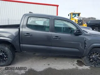 2017 Toyota Tacoma SR5 z VIN 3TMCZ5AN5HM110951, wystawiony jako IAAI lot #41580916 z przebiegiem 107 020 mil mil oraz . Historia ofert i sprzedaży dostępna na DreamBid. Obrazek 13.
